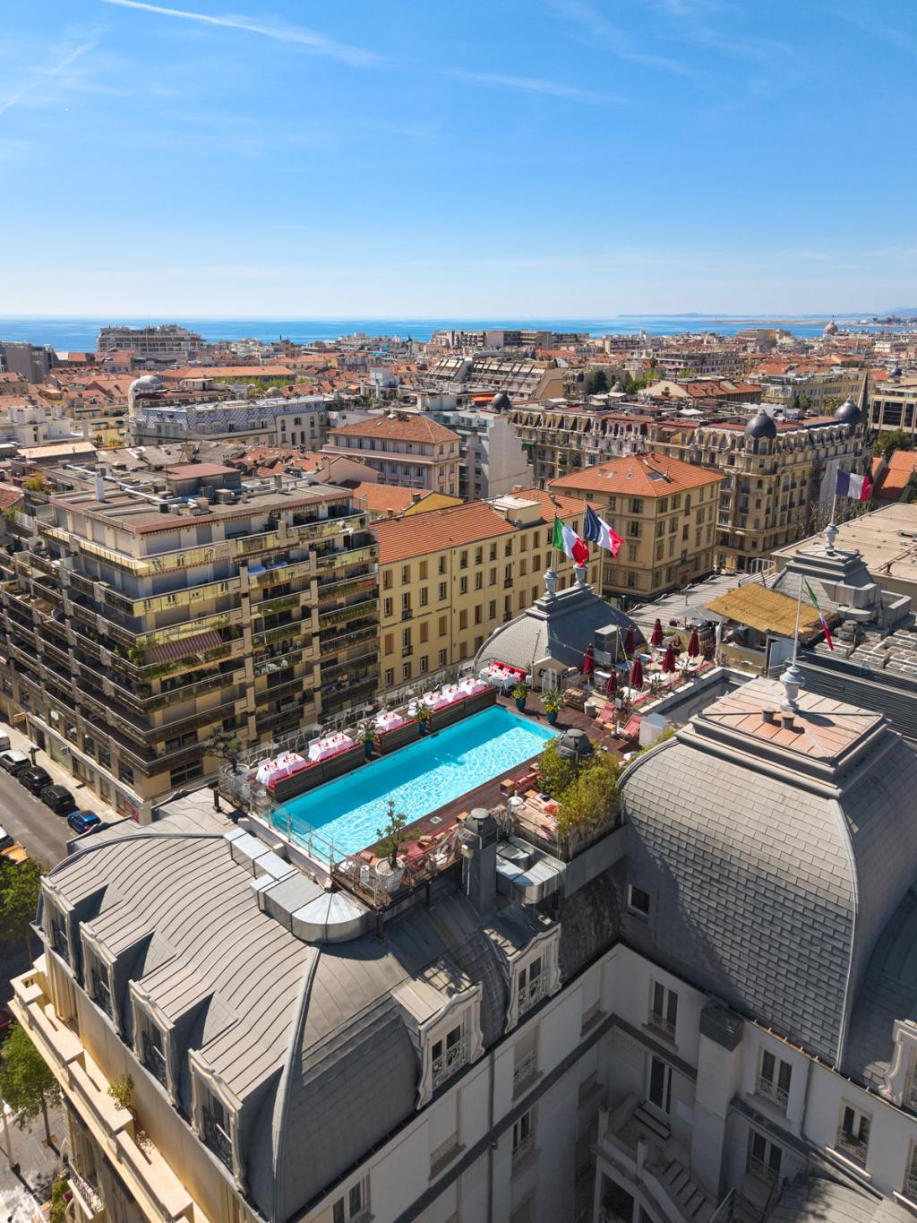 La revue du luxe - BCLUB, le rooftop italien qui dévoile peut‑être la plus belle vue de Nice